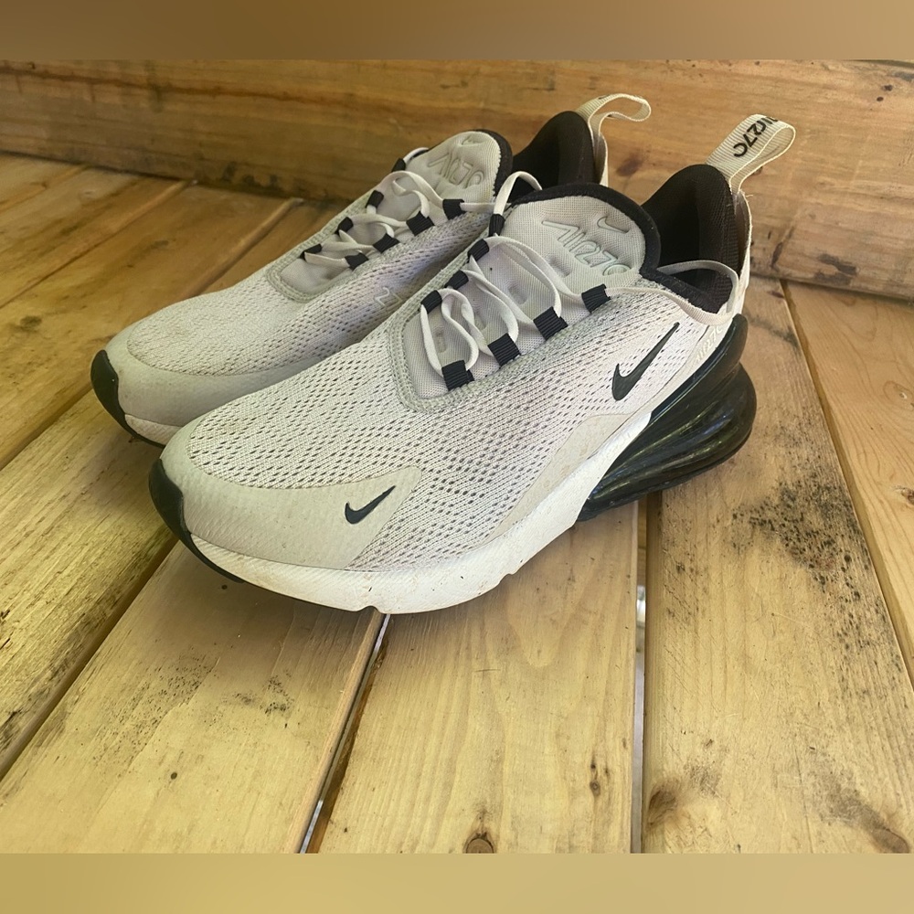 Woman's Nike Air Max 270/ women’s size 9.5